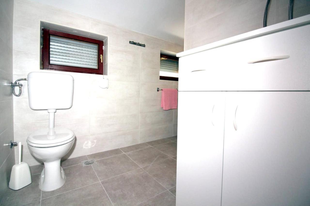 Charming Apartment In Tisno With 2 Bedrooms And Air Conditioning מראה חיצוני תמונה